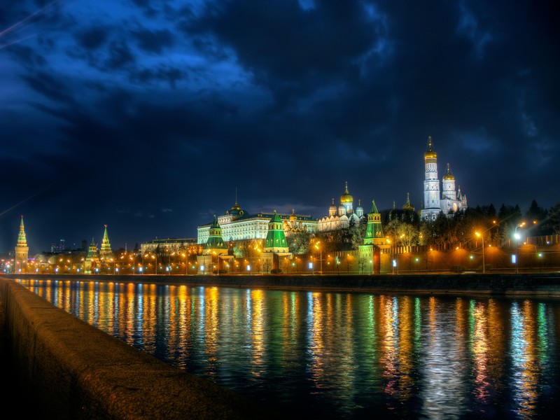 Ночной вид на кремль и кремлевскую башню в москве (река москва, ночь, достопримечательность, город, городской пейзаж)