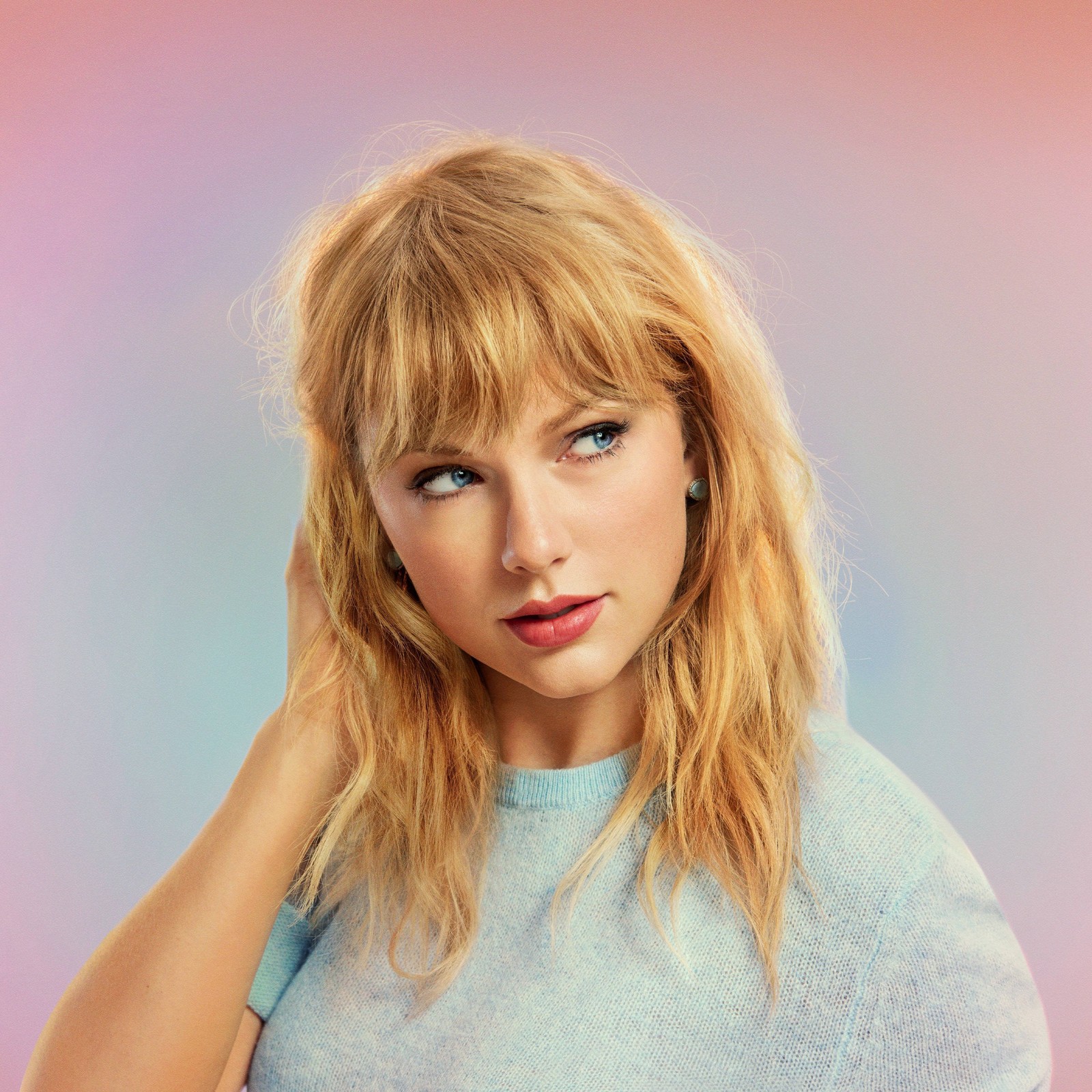 Arafed photo of a woman with a blue shirt and a pink background (taylor swift, beautiful singer, american singer, people, 4k wallpaper)