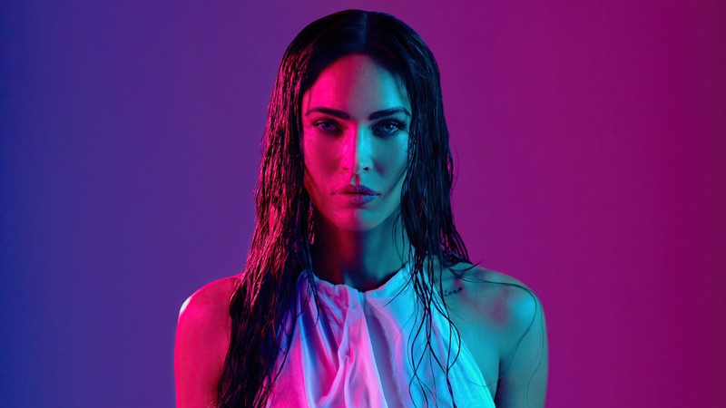 Женщина с длинными волосами и белым топом в неоновом свете (меган фокс, megan fox, 2021, знаменитость, актёр)