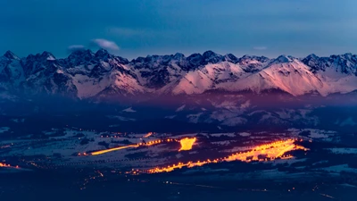 Crépuscule d'Hiver Serein sur les Alpes Enneigées