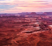 Atardecer vibrante sobre los Badlands y mesetas del Parque Nacional Canyonlands capturado por Google Pixel.