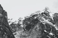 Chaîne de montagnes majestueuse enneigée en noir et blanc