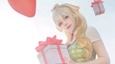 Cosplay de Isabelle com presentes e balões