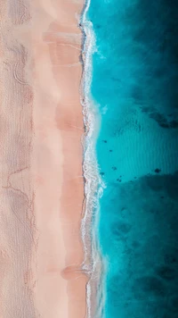 Vagues azur frappant le rivage de sable