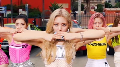 Юна из ITZY демонстрирует мощные танцевальные движения в ярком K-Pop выступлении