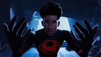 Miles Morales como Homem-Aranha em "Across the Spider-Verse" mostrando determinação e heroísmo.