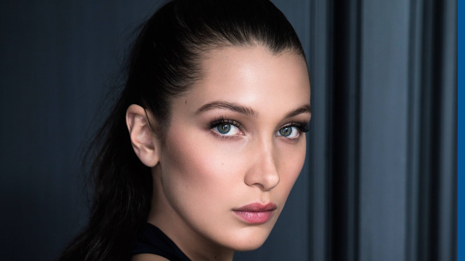 Une femme aux longs cheveux et un haut noir posant pour une photo (bella hadid, modèle, célébrité, femmes, filles)