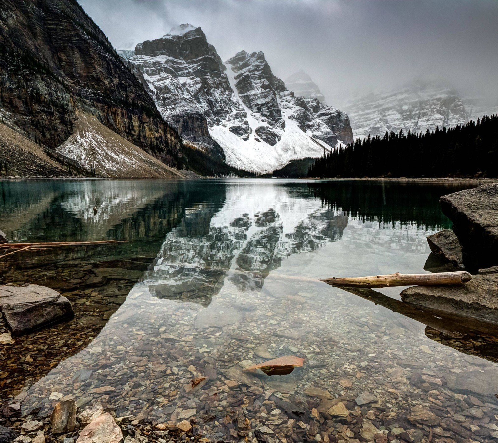 Il y a un lac avec des rochers et une montagne en arrière-plan (génial, galaxie, montagne, nature, samsung)