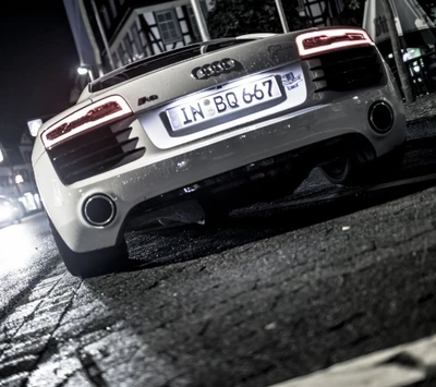 Audi R8 bei Nacht: Elegantes Design und urbane Stimmung