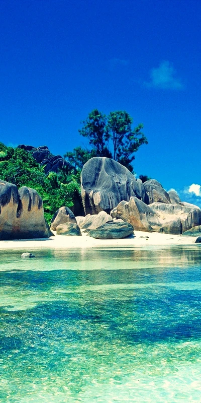 Paraíso Azul Sereno: Aguas Tranquilas y Rocas Majestuosas