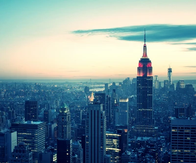 Atardecer de invierno sobre la ciudad de Nueva York con el Empire State Building