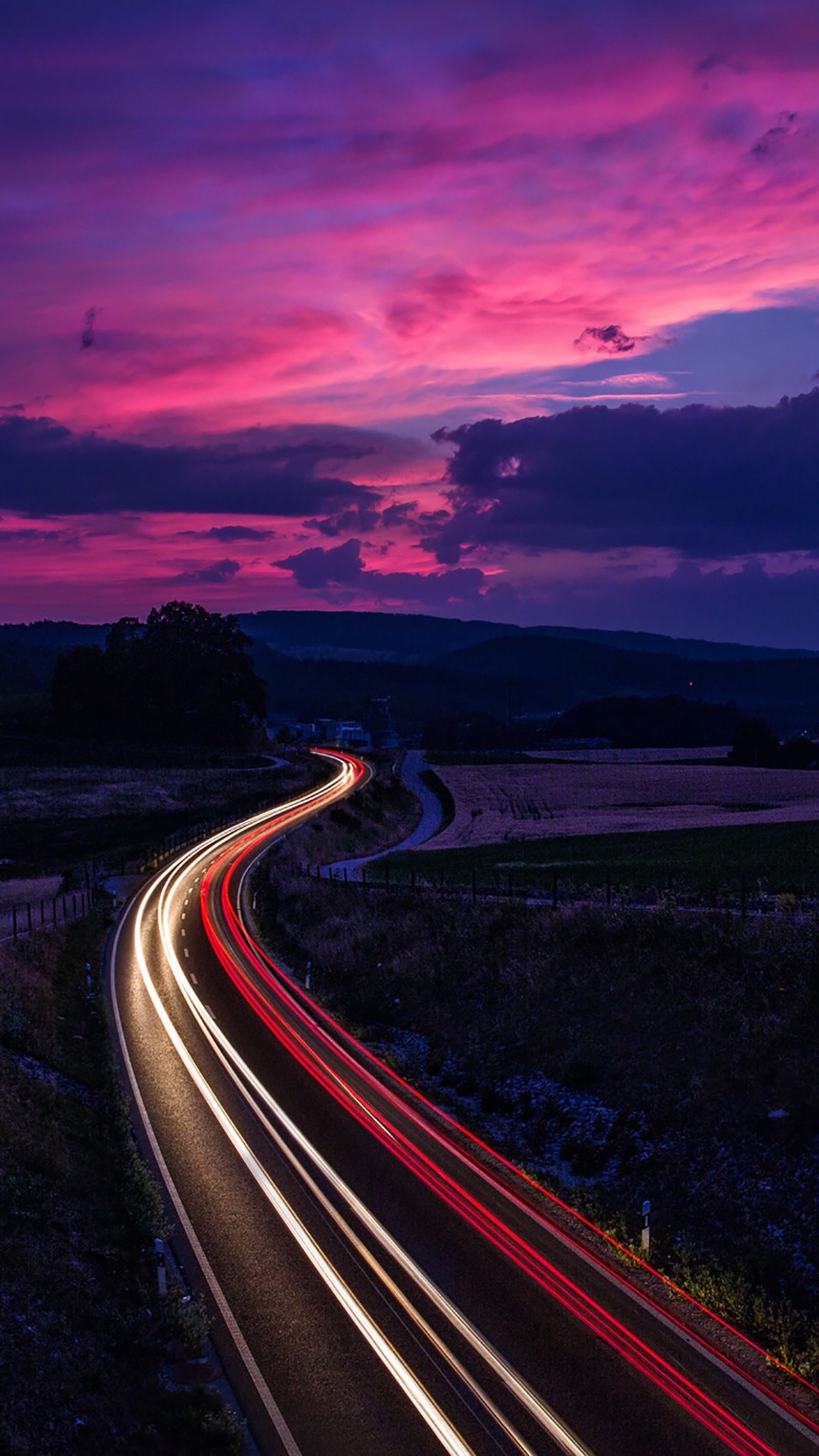 Uma vista árabe de uma rodovia com um carro descendo nela ao entardecer (3d, colorido, legal, hd, luzes)