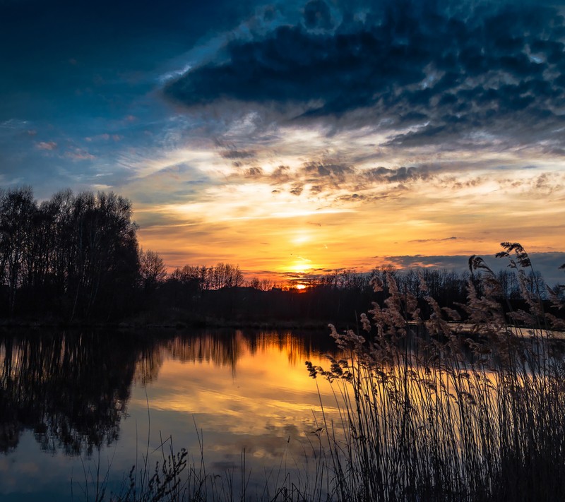 Uma vista de um lago com um pôr do sol ao fundo (hd, natureza)