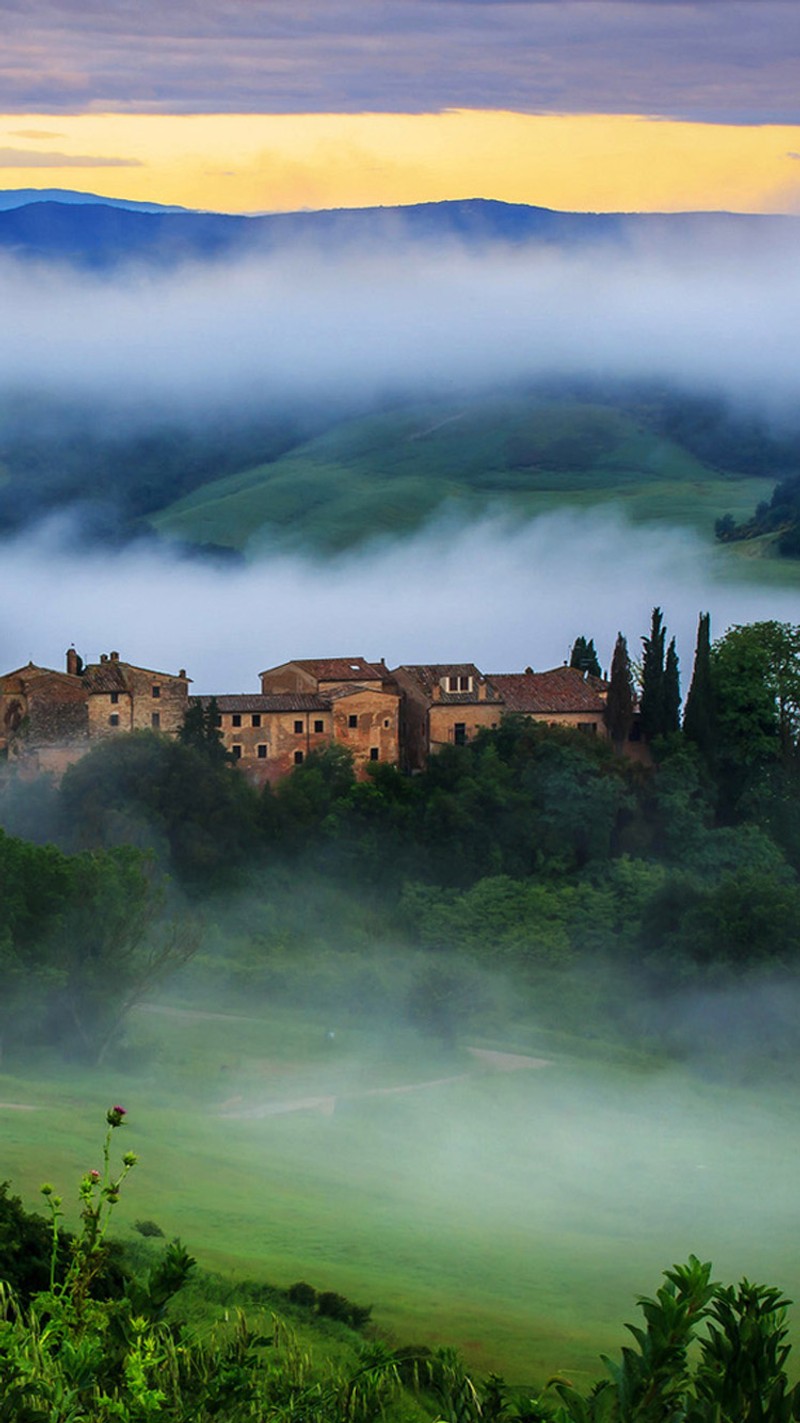 Paisagem enevoada com um castelo ao longe e colinas ao longe (amor, natureza)