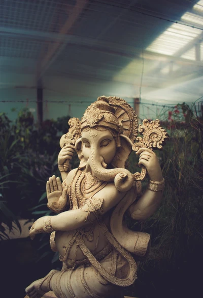 Estatua intrincada de Ganesh rodeada de naturaleza