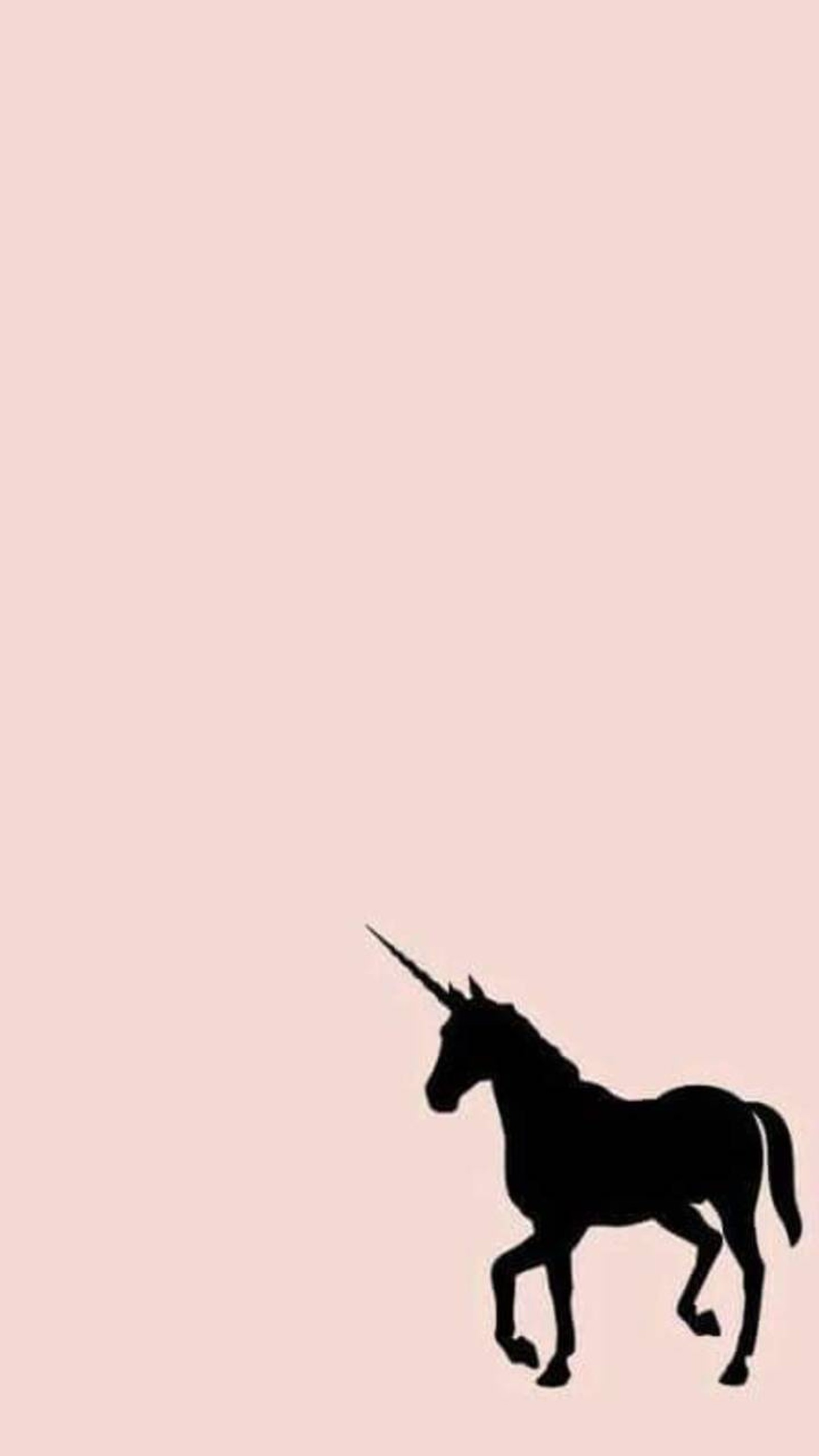 Un primer plano de un unicornio sobre un fondo rosa con cielo (negro, lindo, sencillo, unicornio)