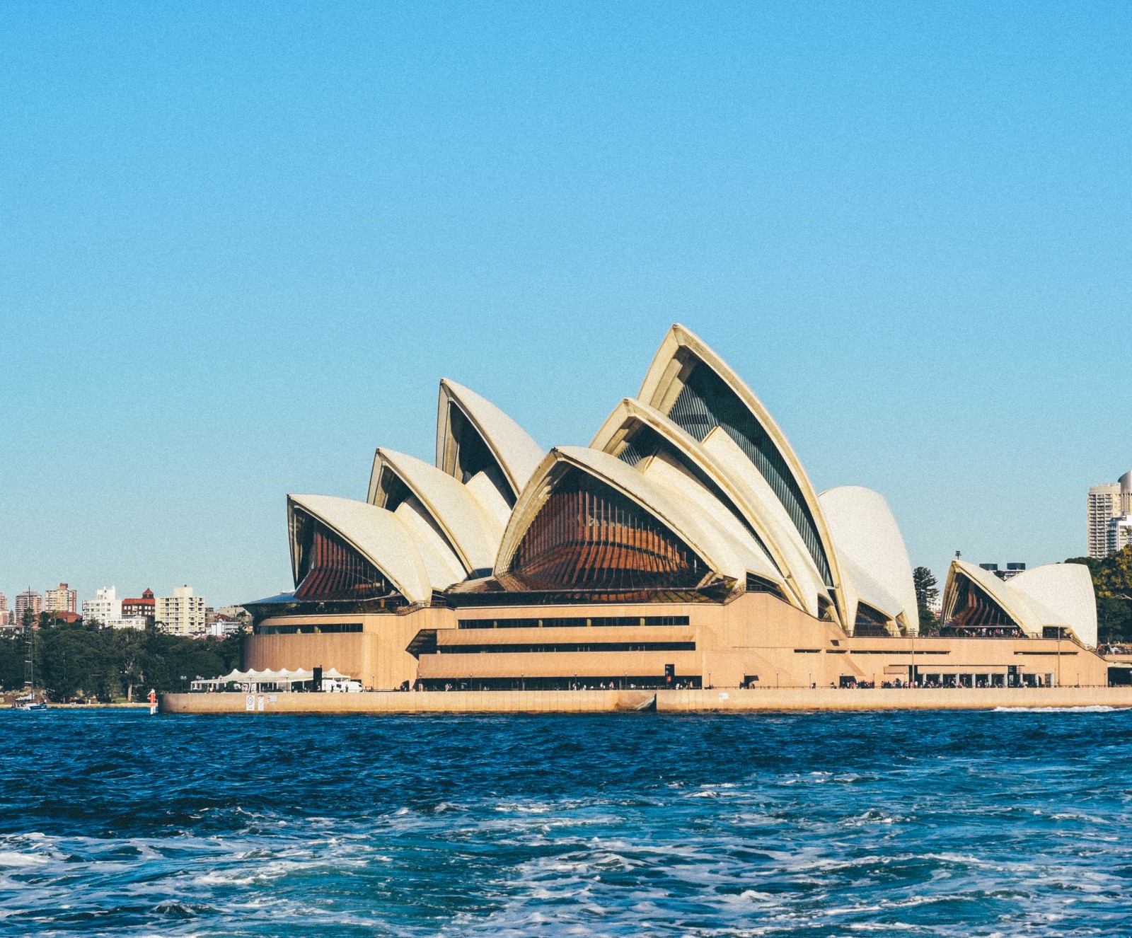 Vista aérea da ópera de sydney a partir da água (atleta, olimpíadas, rio, esporte, zedgeau)