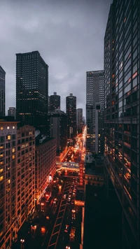 Paisaje urbano al anochecer: calles iluminadas y rascacielos