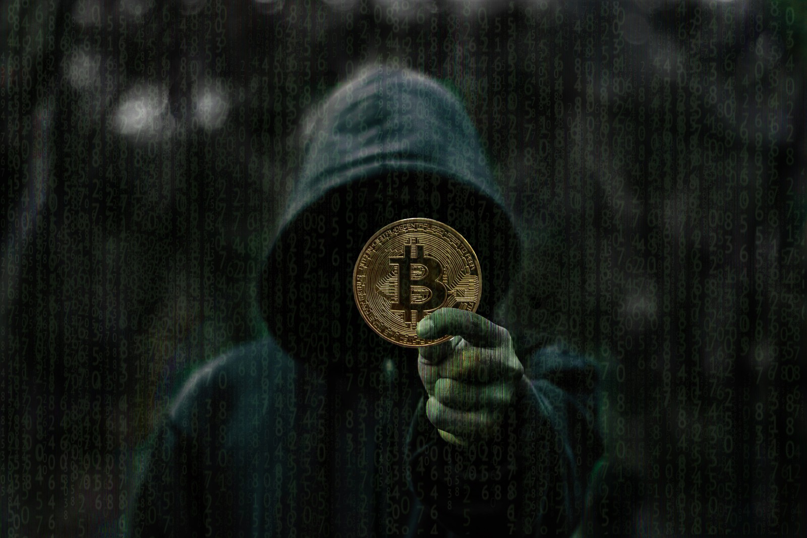 Nahaufnahme einer person, die bei regen eine bitcoin hält (bitcoin, kryptowährung, dunkelheit, baum, digital compositing)