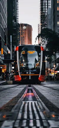 Tram moderno em paisagem urbana ao anoitecer