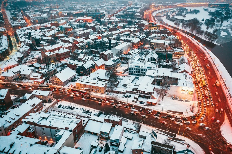 Аэросъемка города с рекой и мостом (городская территория, городской пейзаж, пейзажная живопись, город, населённый пункт)