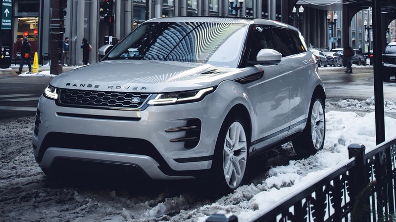 Серебристый автомобиль припаркован на обочине дороги в снегу (ленд ровер, land rover, jaguar land rover, машины, шина)