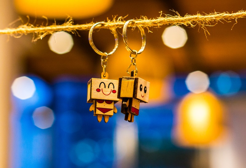 Две деревянные кубики висят на веревке с улыбающимся лицом (box man couple key chain, висит, милые пары, размытие фона, милый)