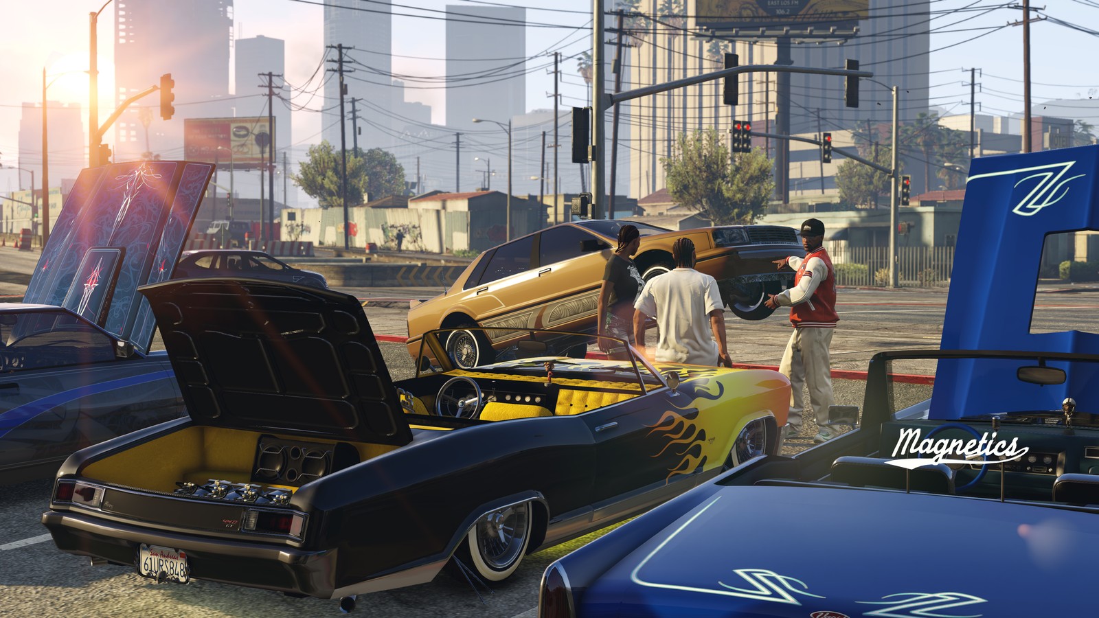 Un grupo de coches estacionados en un aparcamiento con un hombre de pie junto a ellos (grand theft auto v, grand theft auto online, lowrider, playstation 4, juego de video multijugador)