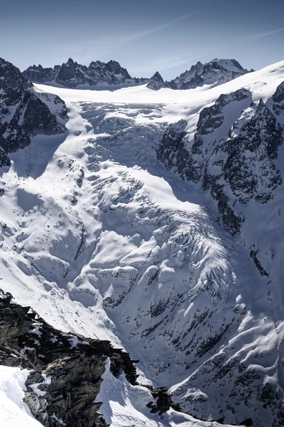 Geleira alpina coberta de neve aninhada entre majestosas cadeias de montanhas