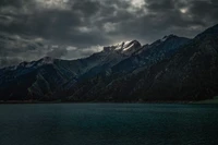 Fjord misterioso de las Tierras Altas bajo cielos nublados dramáticos