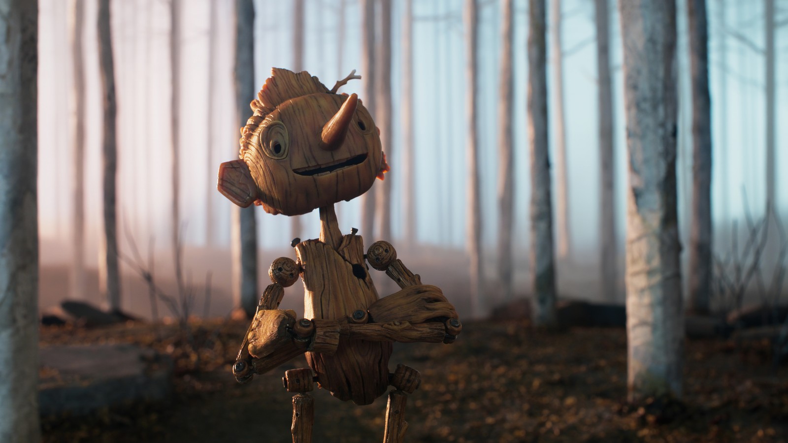 Un jouet en bois se tient dans les bois (pinocchio de guillermo del toro, guillermo del toros pinocchio, film, netflix, pinocchio)