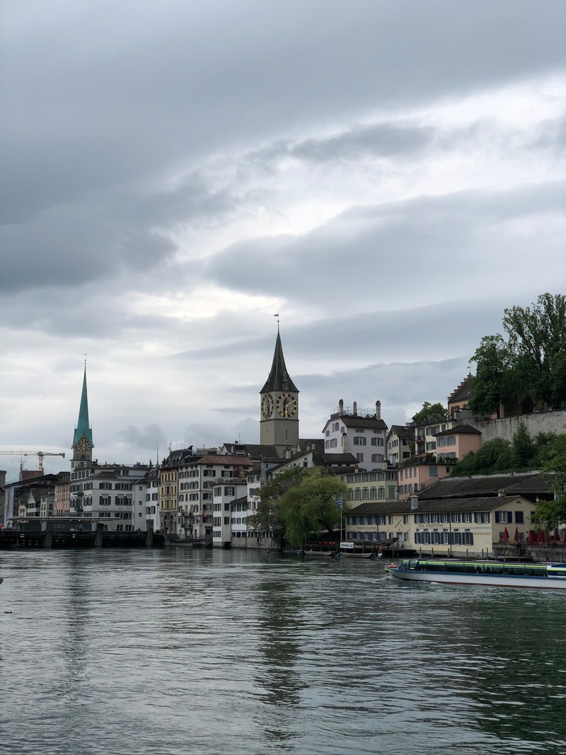 Здания на берегу реки с лодкой в воде (лиммат, limmat, вода, облако, водный путь)