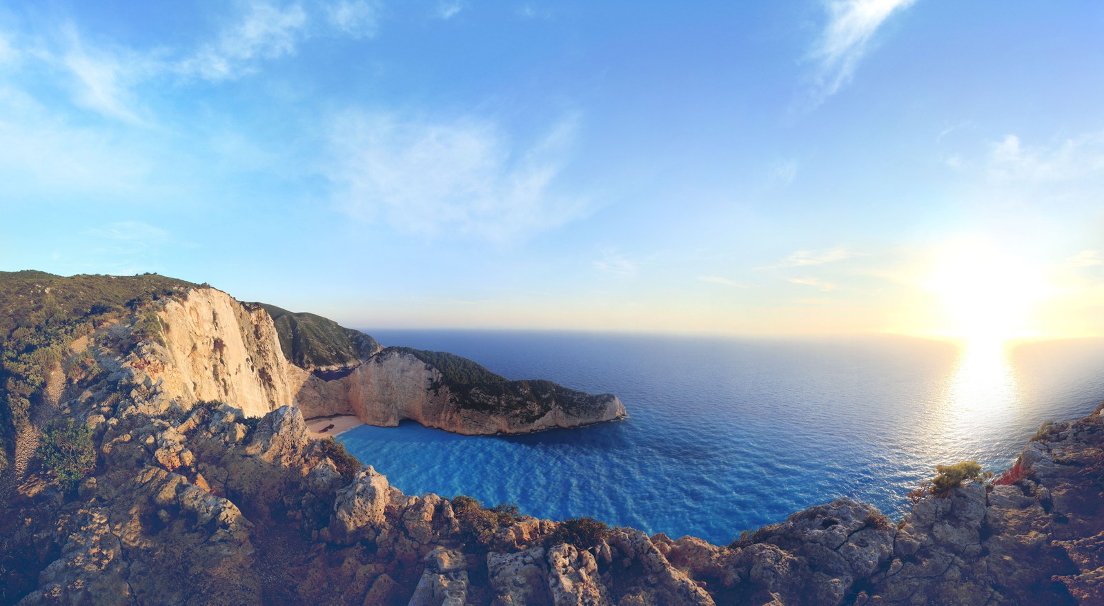 A view of a cliff with a body of water in the middle (coast, sea, cliff, horizon, headland)