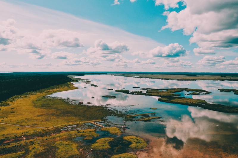 Вид на озеро с несколькими облаками в небе (природный пейзаж, природа, водные ресурсы, вода, синий)