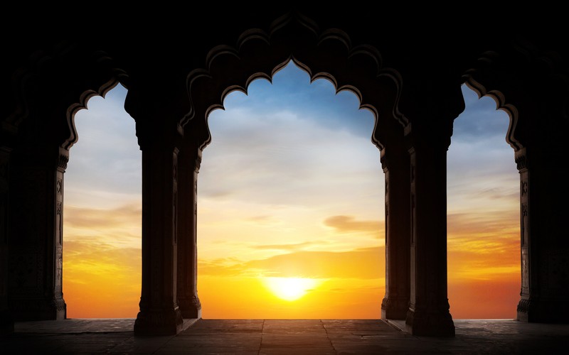 Blick auf den sonnenuntergang durch ein fenster eines gebäudes (yoga, bogen, sonnenuntergang, horizont, sonnenaufgang)