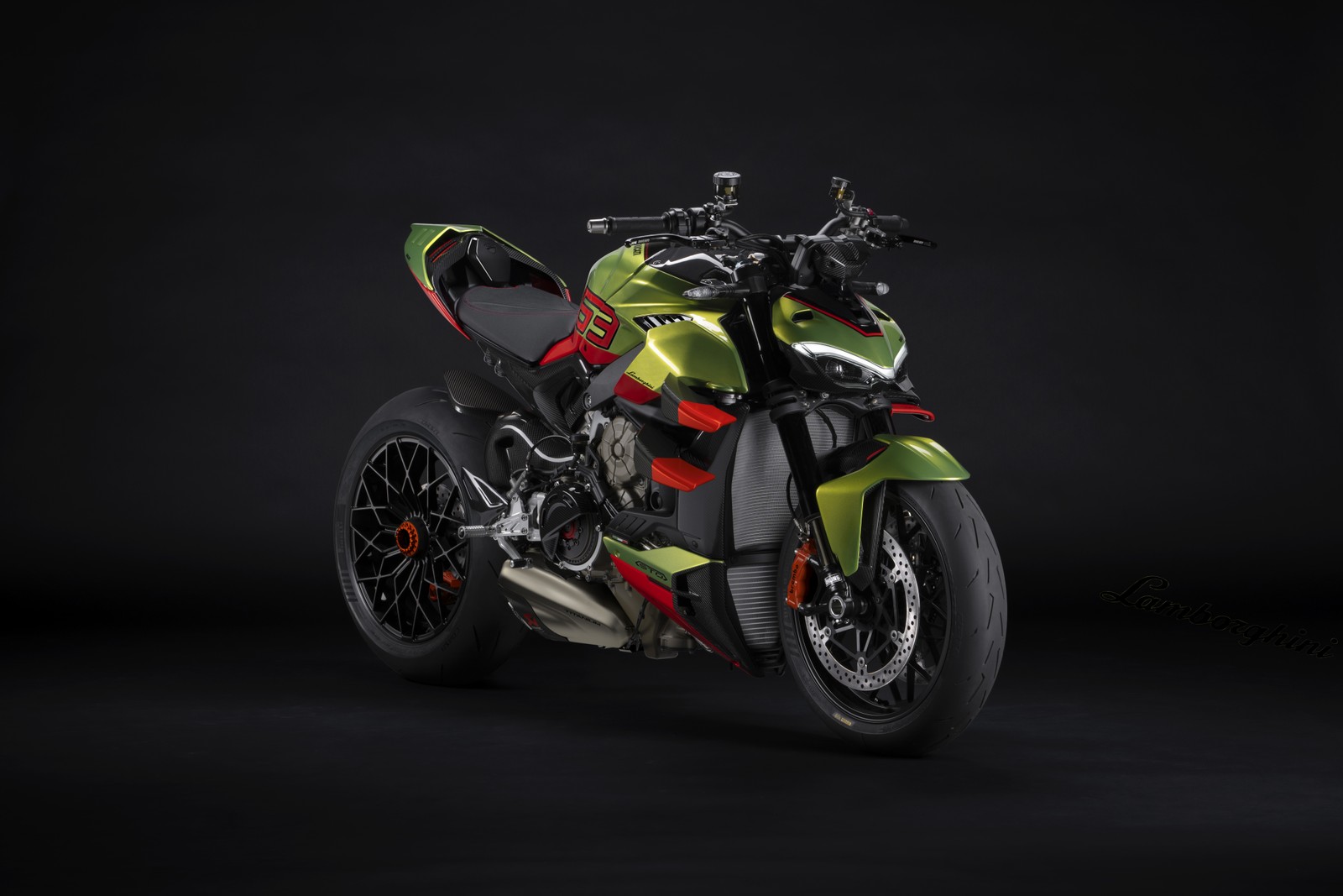 Un primer plano de una motocicleta estacionada en una habitación oscura (ducati streetfighter v4 lamborghini, 2024, 5k, 8k, fondo oscuro)