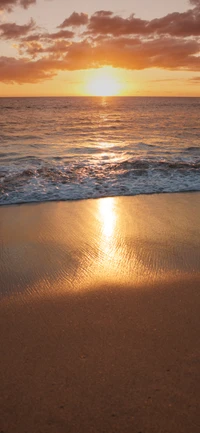 Resplandor ámbar sobre aguas tranquilas al atardecer