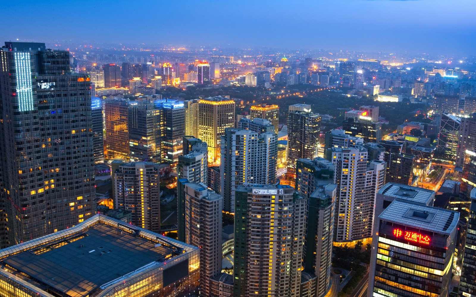 Vista de uma cidade à noite com muitos prédios altos (paisagem urbana, cidade, área urbana, metrópole, linha do horizonte)