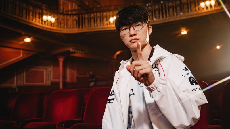 Араб в белом пиджаке, указывающий на камеру в театре (фейкер, faker, 2024, league of legends, видеоигра)