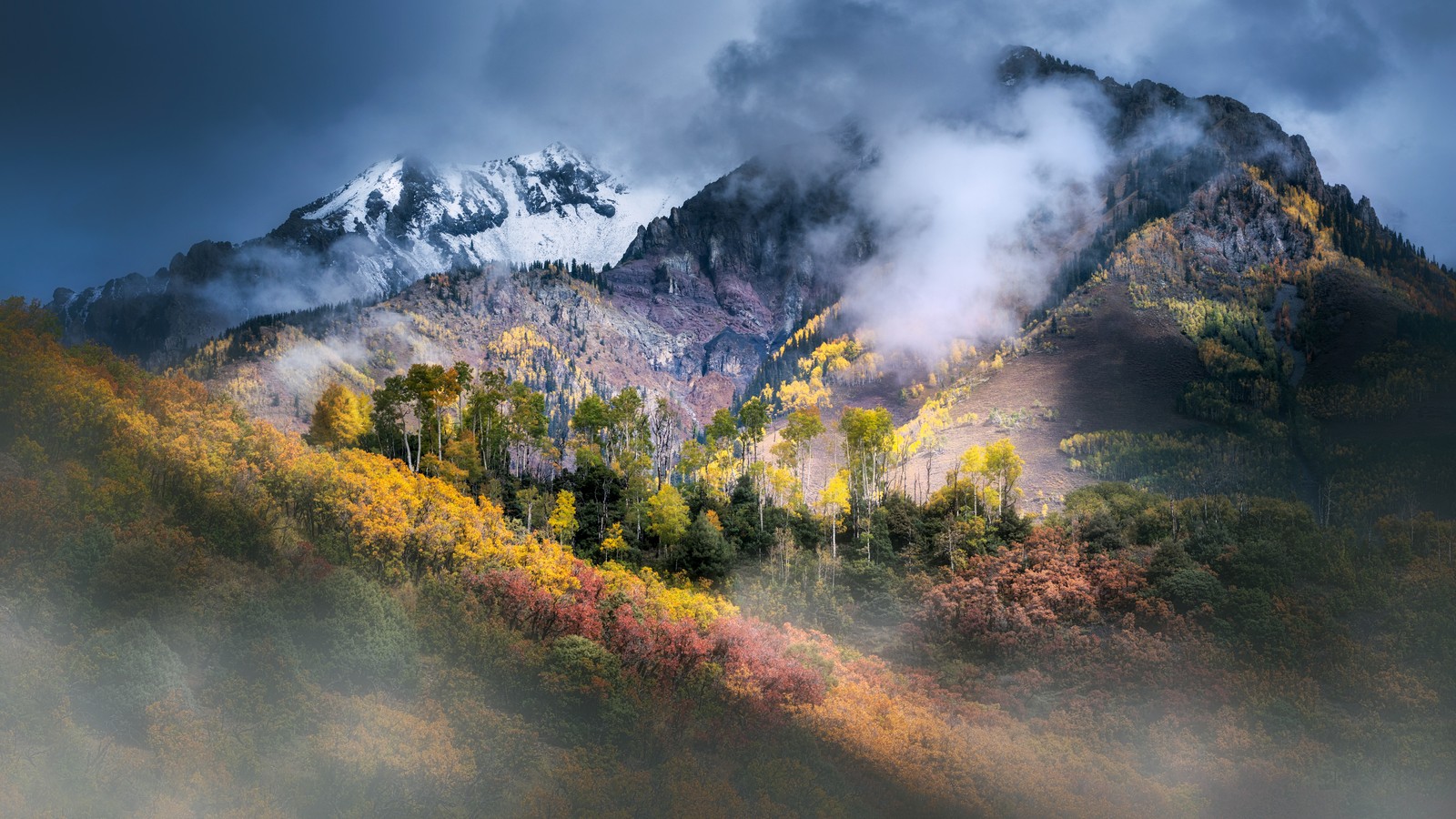 Lade colorado, berglandschaft, herbstfarben, wolken, herbstwald Hintergrund herunter