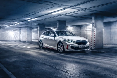 2021 BMW 128ti Hatchback dans un cadre urbain souterrain