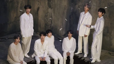 BTS em traje branco elegante, capturando um momento de unidade e arte de "Map of the Soul 7".