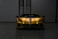 Lamborghini Aventador en Amarillo Dorado con Rayas Contra un Fondo Oscuro