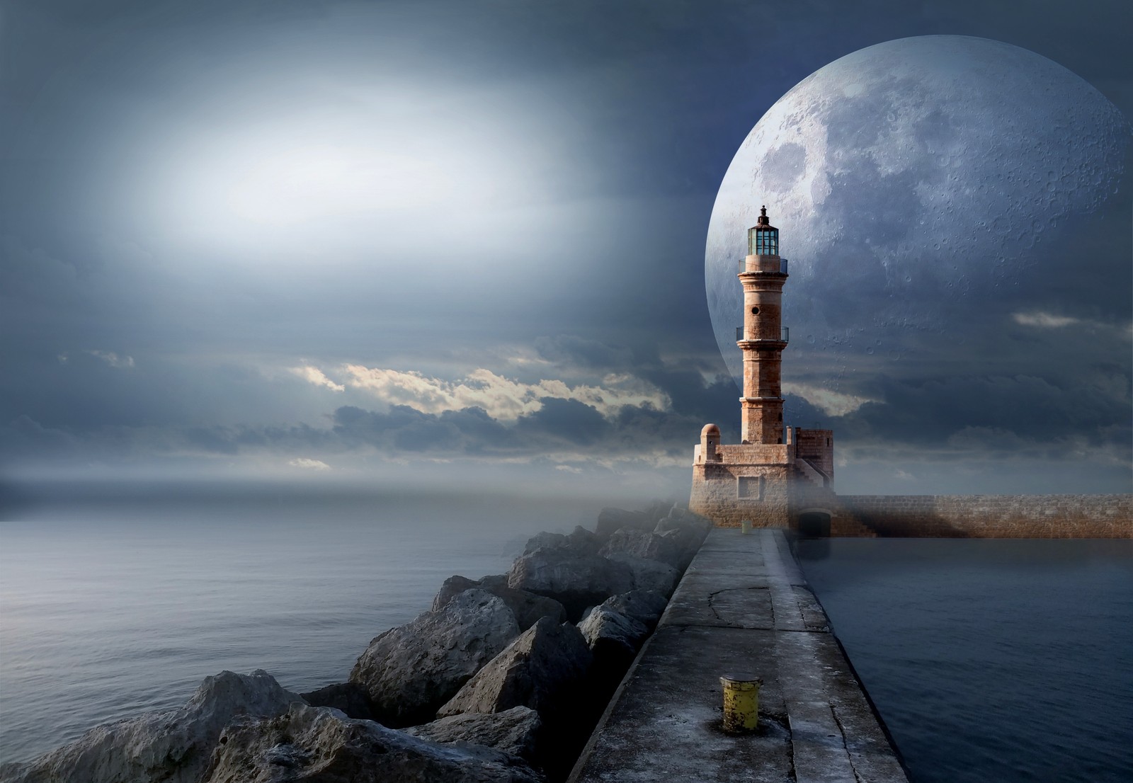 Um farol em um píer com uma lua cheia ao fundo (atmosfera, calmo, mar, farol, torre)