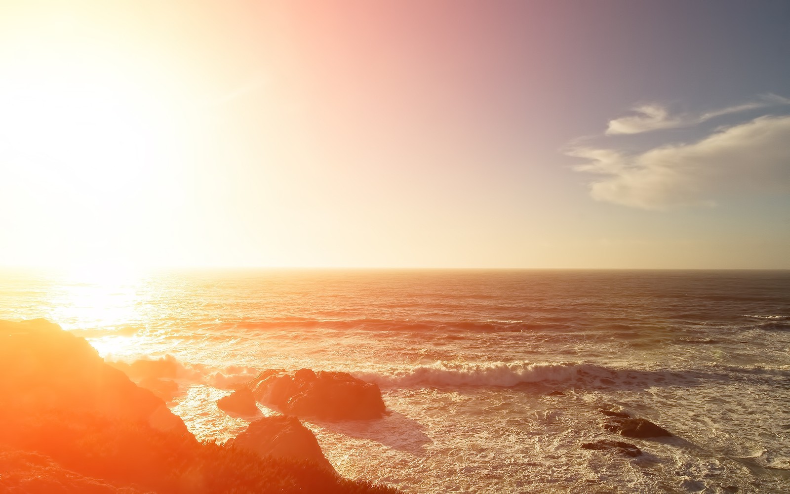 Vista aérea de uma praia com ondas quebrando na costa (horizonte, mar, nascer do sol, oceano, luz solar)