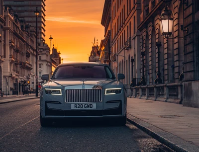 2021 Rolls Royce Ghost dans un paysage urbain au coucher du soleil