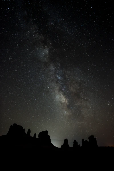 Majestuosa Vía Láctea iluminando un cielo oscuro