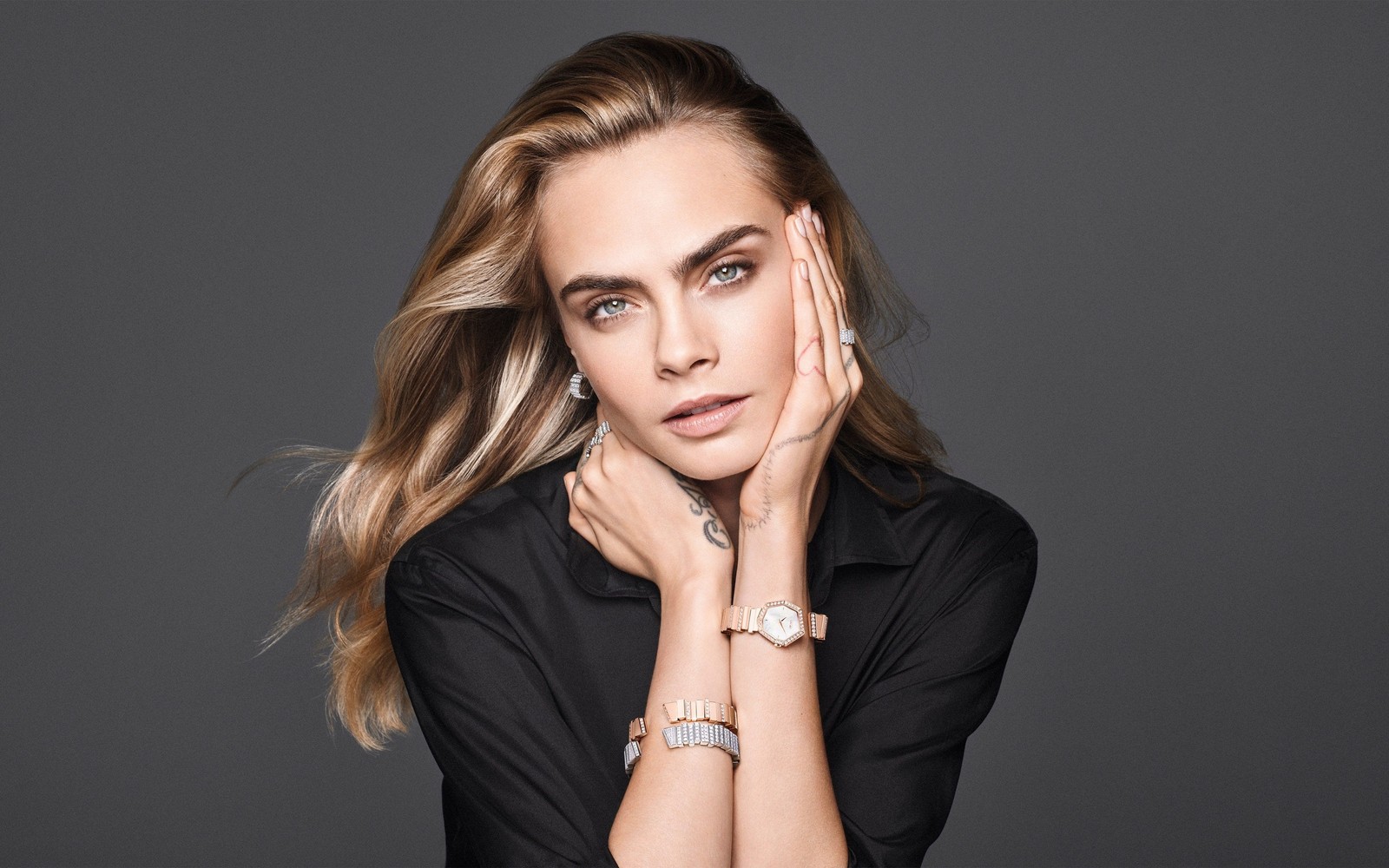 Une femme avec de longs cheveux et une montre au poignet (cara delevingne, portrait, modèle, gens, fond décran 4k)