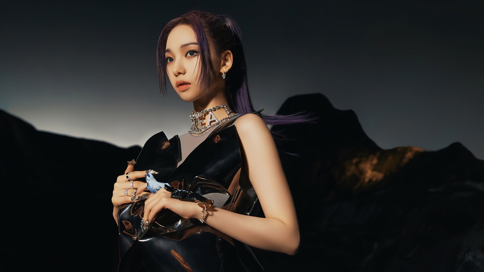 Une femme en robe noire tenant un appareil photo et un cheval noir (karina, 카리나, yoo jimin, yu ji min, 유지민)