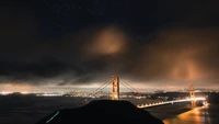 Ponte Golden Gate iluminada sob um céu estrelado